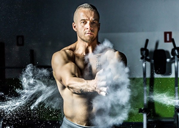 ebook-fitness-man-clapping-chalk