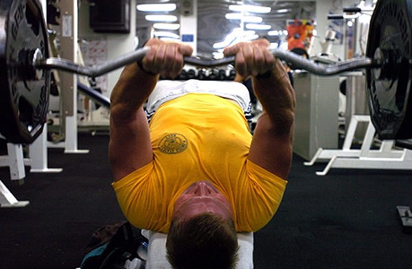 ebook-fitness-man-doing-benchpress-yellow